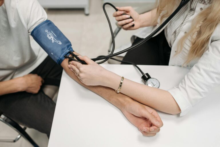 UT Southwestern, NEJM 2026: îngrijirea în echipă reduce hipertensiunea la pacienții cu venituri mici