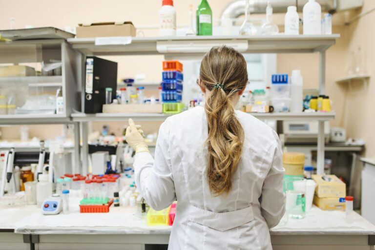 Vaccinurile mRNA dincolo de COVID: cum tehnologia care a schimbat pandemia se transforma in arma anticancer in 2026