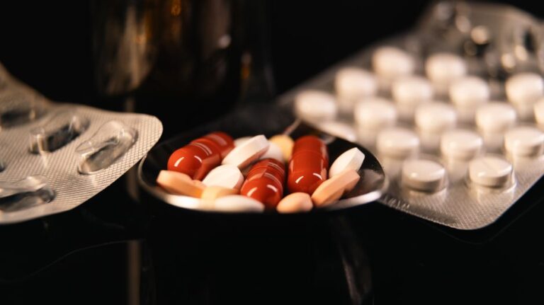Rafturi cu medicamente în farmacie — medicamente compensate