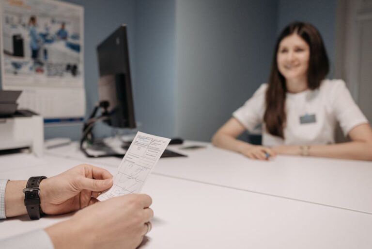 Pacient prezentând card de asigurare la cabinetul medical