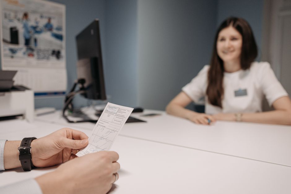 Pacient prezentând card de asigurare la cabinetul medical