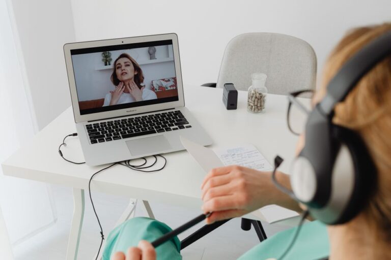 Portal digital sănătate - pacient accesând dosarul medical online