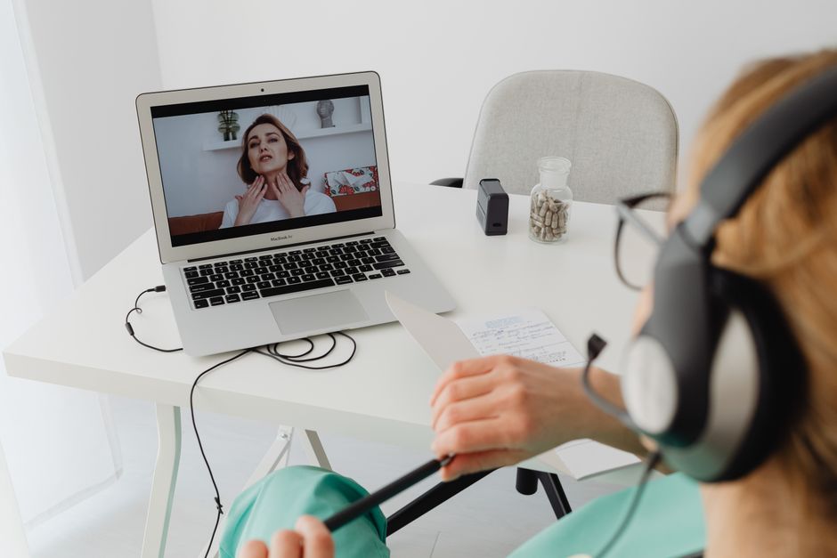 Portal digital sănătate - pacient accesând dosarul medical online