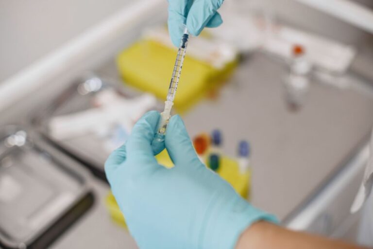 Vaccinare copil - pediatru și asistentă în cabinet medical